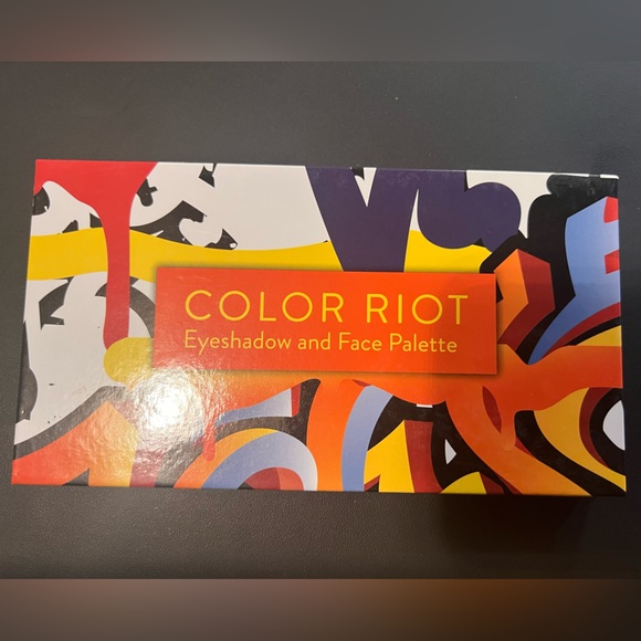 Color riot eyeshadow and face pallets - Picture 2 of 2